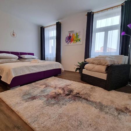 Velke Studio Na Velkem Namesti S Vybavenou Kuchyni Градець-Кралове Екстер'єр фото