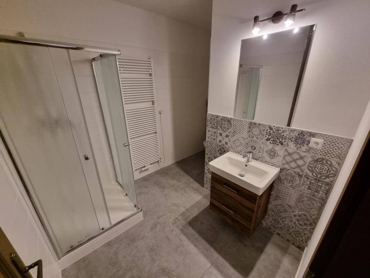 Velke Studio Na Velkem Namesti S Vybavenou Kuchyni Градець-Кралове Екстер'єр фото